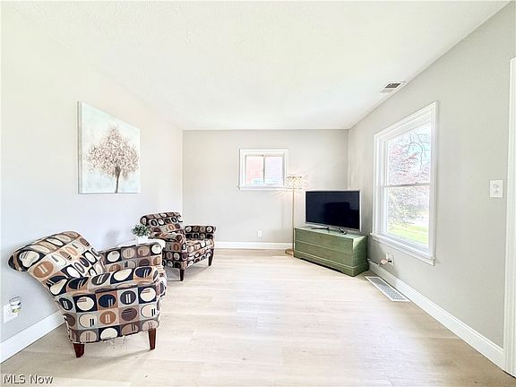 4th image of 21060 Naumann Ave