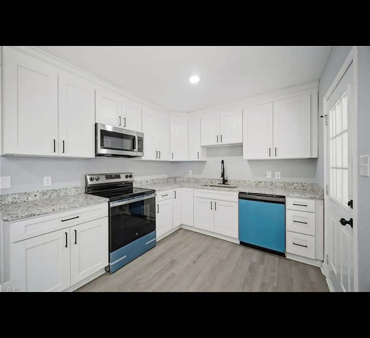 3 bed, 2100 sqft, $3,199 — Photo 3