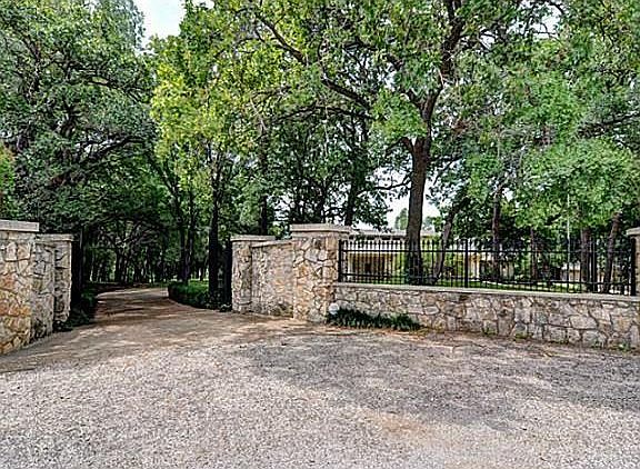 5th image of 2121 Greta Ln