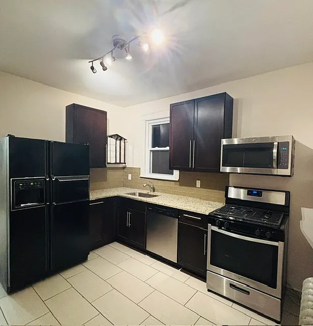 3 bed, 1065 sqft, $2,700 — Photo 2