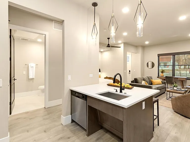 302 N Meldrum St #102 — Photo 10
