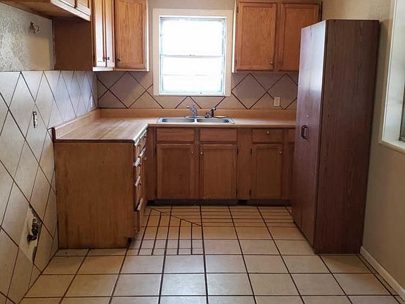 5th image of 712 N Gaines Ave