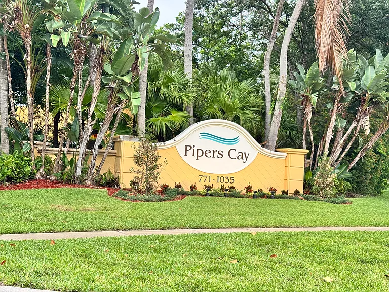 1010 Pipers Cay Dr — Photo 2