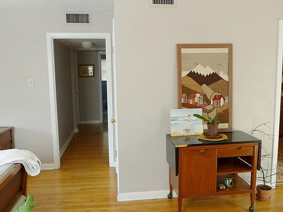 3rd image of 310 W Mistletoe Ave