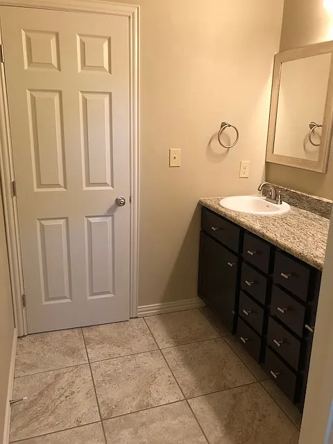 4 Bedroom 2.5 Bath Walking distance to UNT — Photo 3