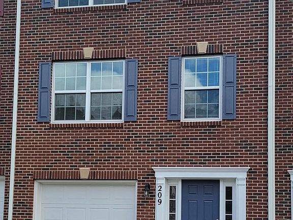4th image of 209 Dundee Pl