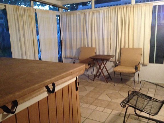 Sunroom with hot tub (negot)