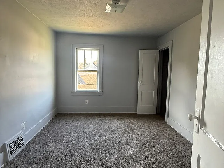 721 S Arnold St — Photo 3