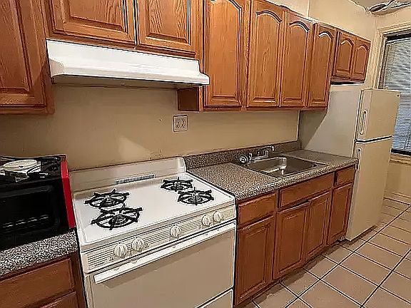 4th image of 79 Avenue O APT C2