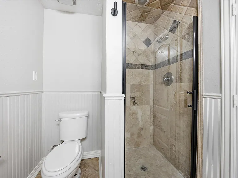 16310 Emberwood Dr — Photo 32