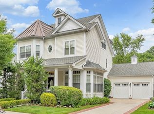 19 Carillon Cir, Livingston, NJ 07039