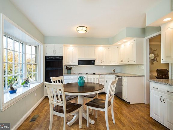 4th image of 213 Great Falls St