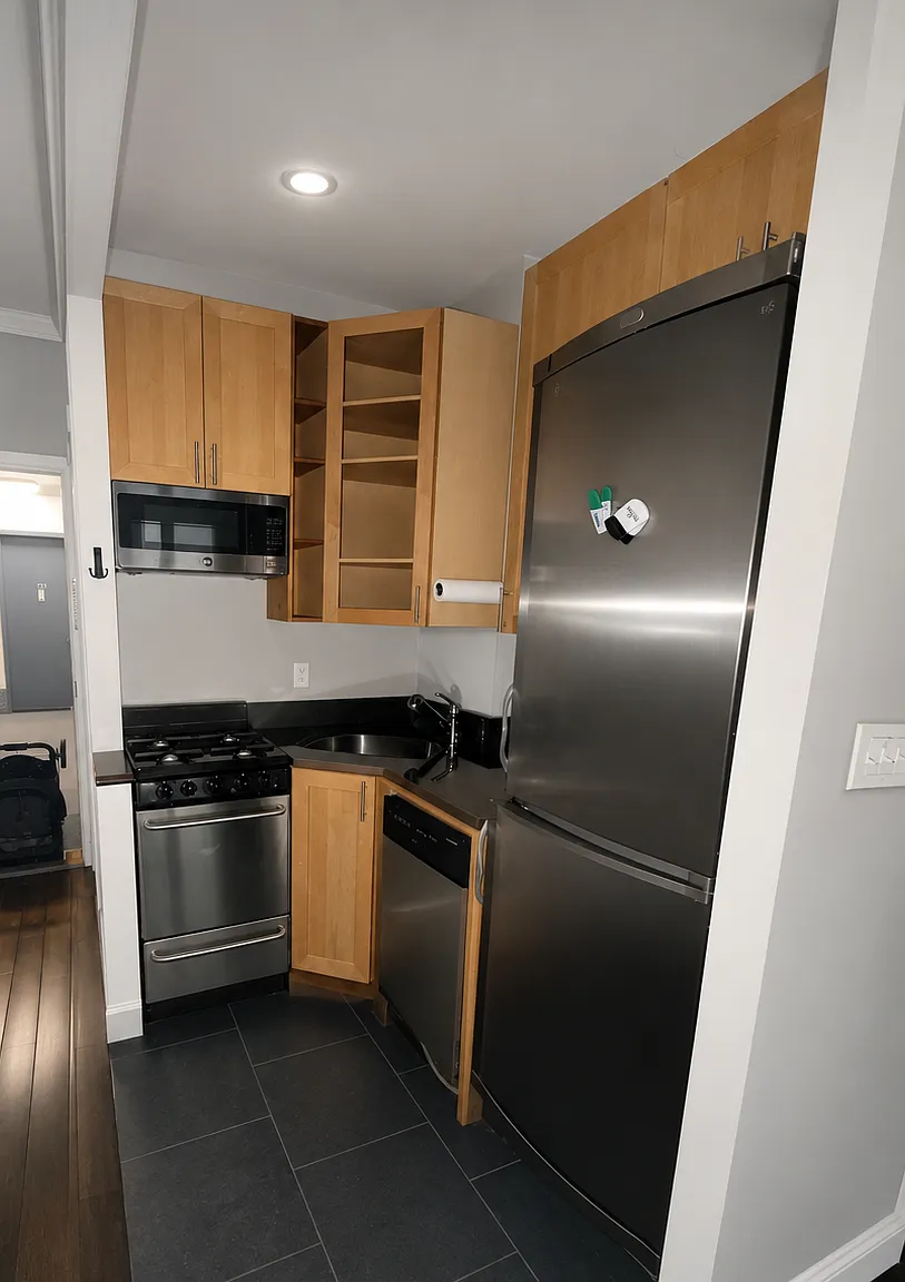209 East 25th Street — Photo 2