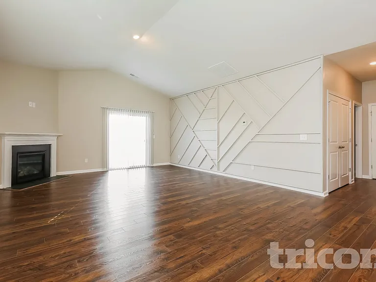 250 Fenwick Dr — Photo 2