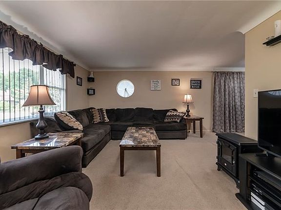 4th image of 310 Eisenhower Dr