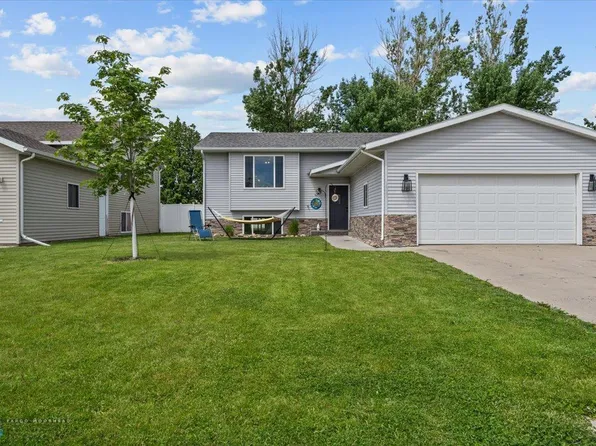 1927 12th St N, Wahpeton, ND 58075