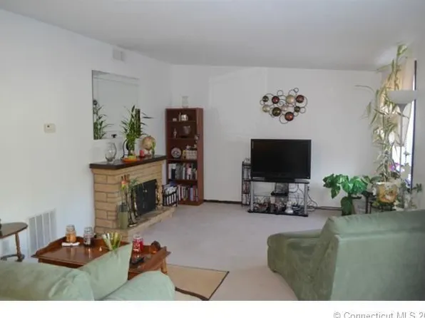 130 Webster Ct, Newington, CT 06111