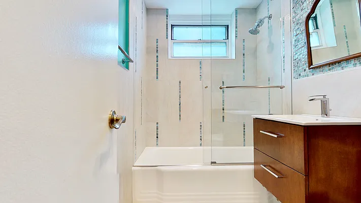 Sold by Bizzarro Agency | media 22