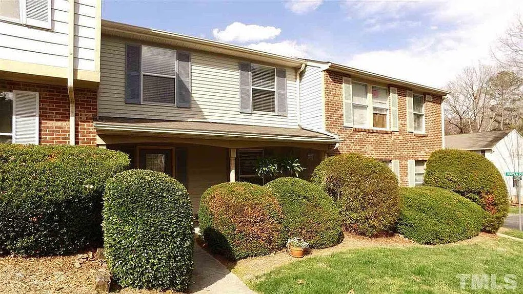 3 bed, 2.5 bath, 1300 sqft, $1,800 — Photo 3