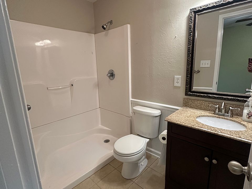 1st image of 3270 Glenmore Dr