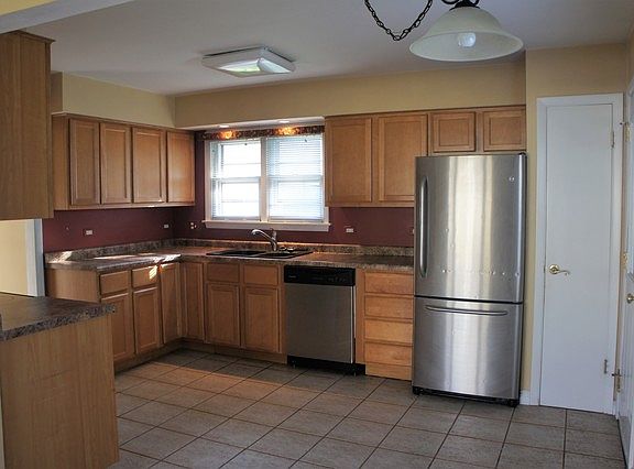 4th image of 409 Broadway St