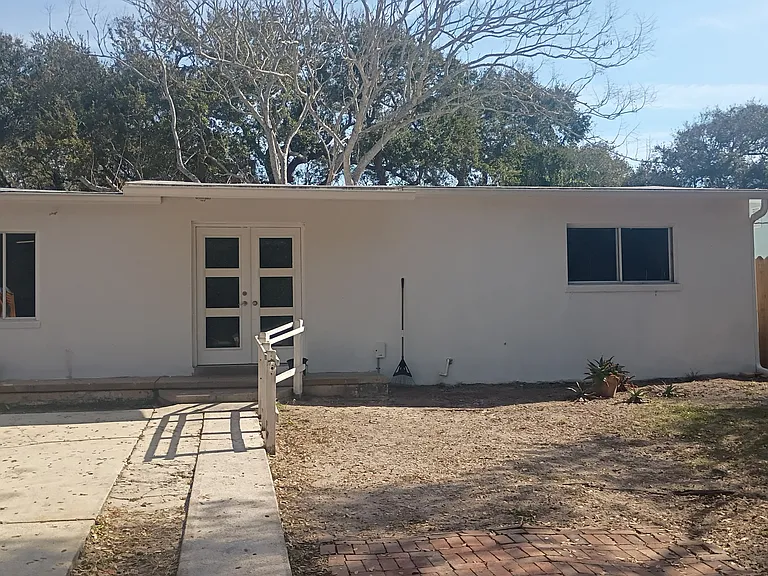 3103 Saxon Dr — Photo 2
