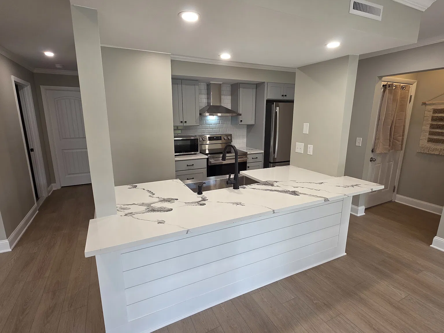 2 bed, 1040 sqft, $2,300 — Photo 2