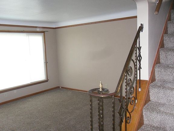 4th image of 26300 Parklane Dr