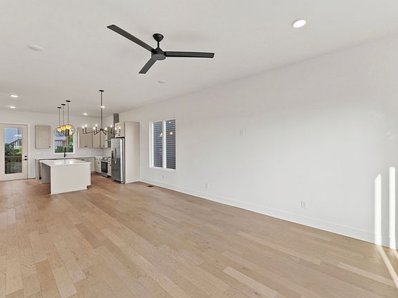 4th image of 2324A Merry St