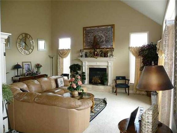 3rd image of 7905 Honeysuckle Dr