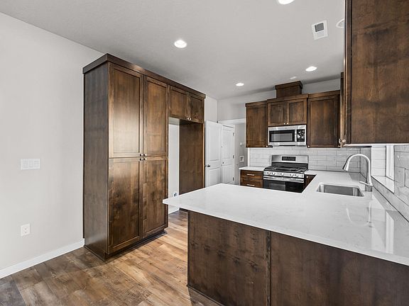 5th image of 814 NE Brookstone Dr