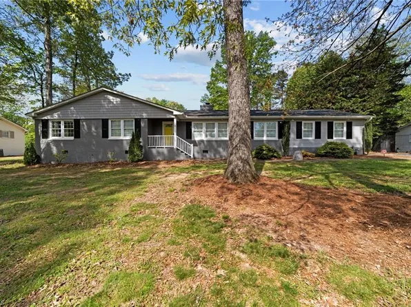 5106 Forest Oaks Dr, Greensboro, NC 27406