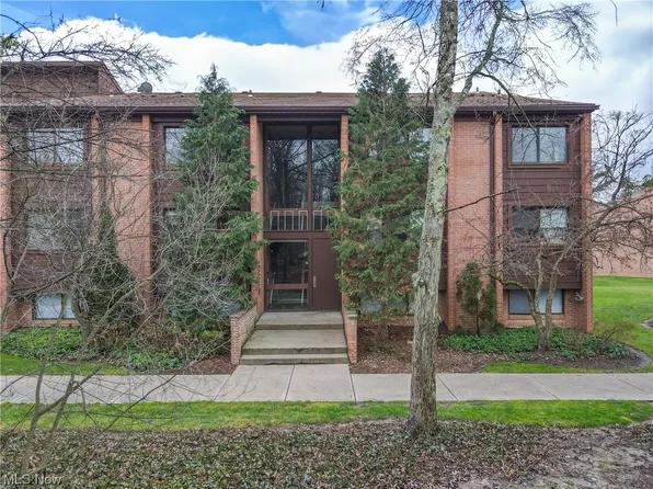925 Canyon View Rd APT 305, Northfield, OH 44067