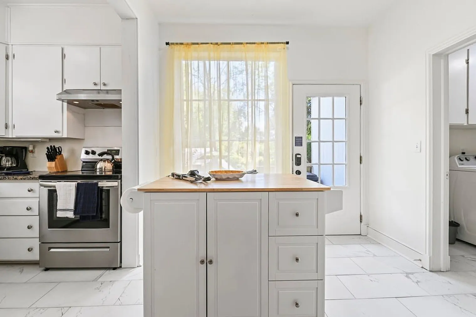 4 bed, 3.0 bath, 1550 sqft, $4,254 — Photo 4