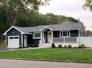 4 Papoose Ln, Sayville, NY 11782