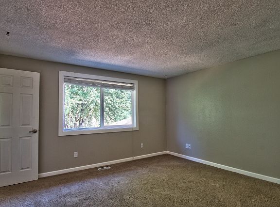 5th image of 8425 Woodland Ave E
