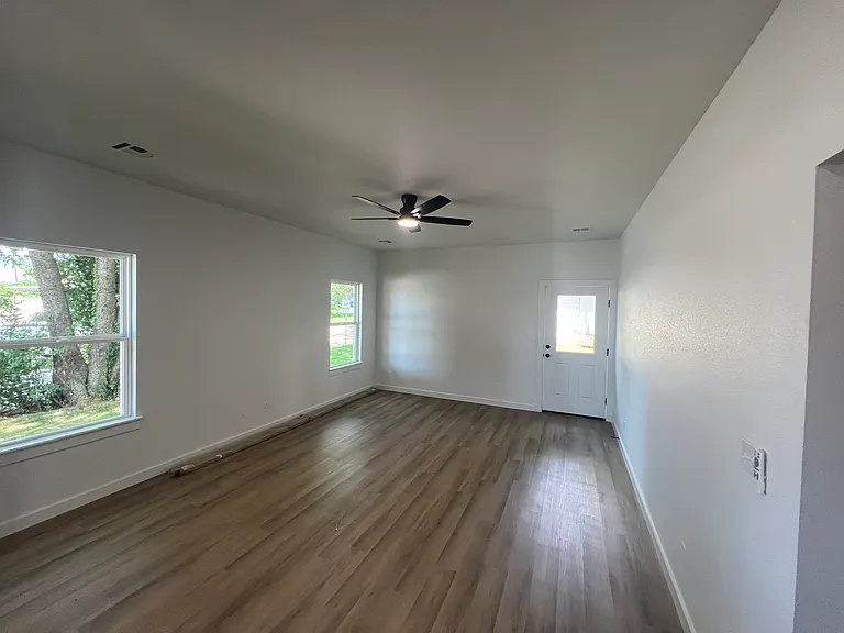 109 N B St — Photo 2