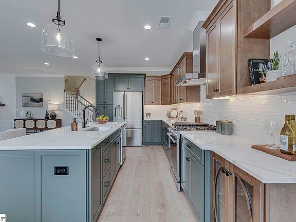 5th image of 127 Terrace Cir