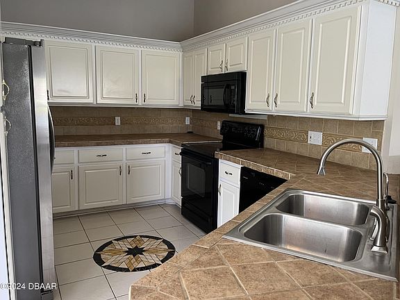3rd image of 216 Hollowbrook Cir