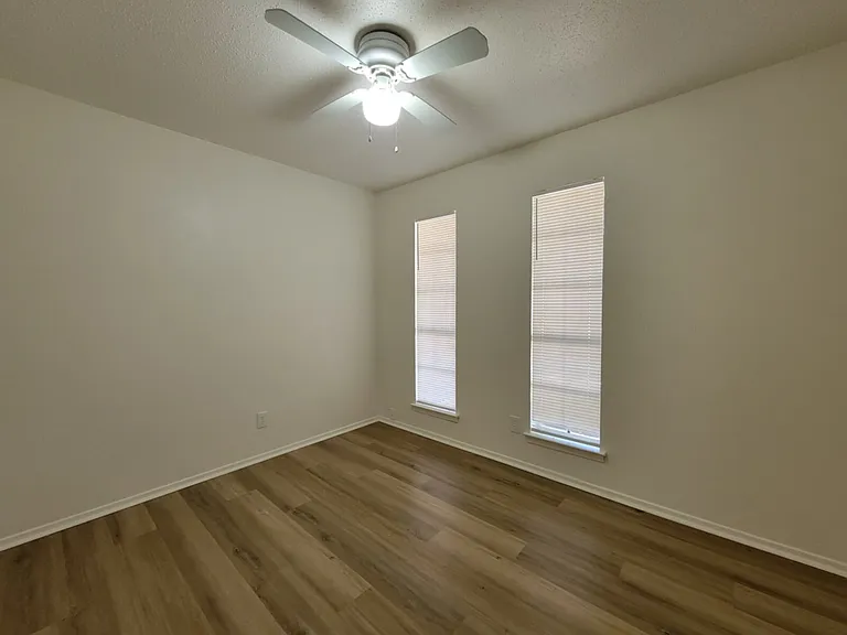 2013 Victoria Dr — Photo 10