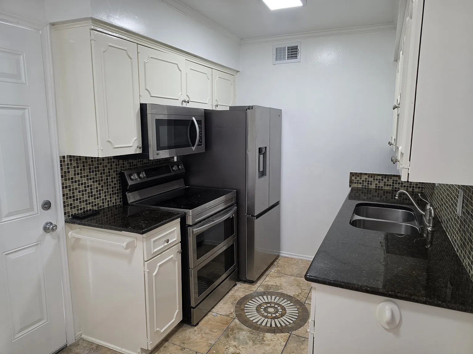2 bed, 1110 sqft, $1,750 — Photo 2