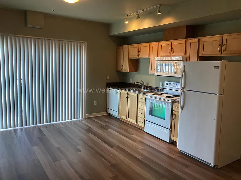 200 E Maple St — Photo 77