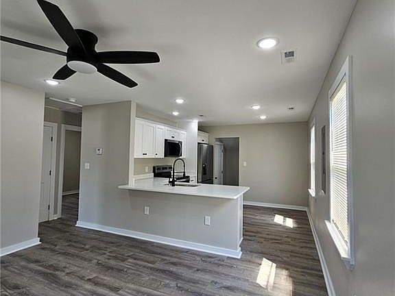 4th image of 512 Smiley Rd