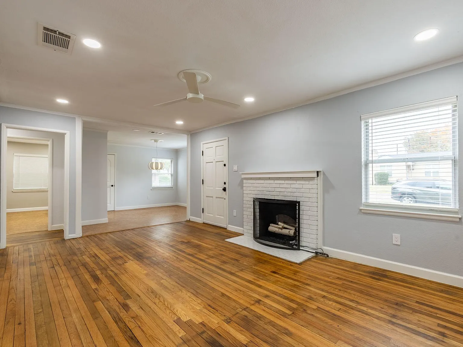 2732 Mateur St — Photo 3