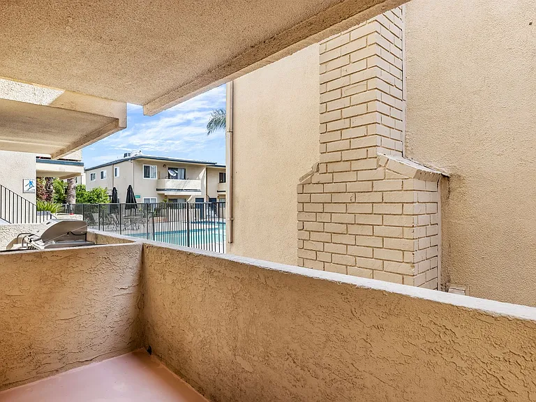Tarzana Court Apartments — Photo 24