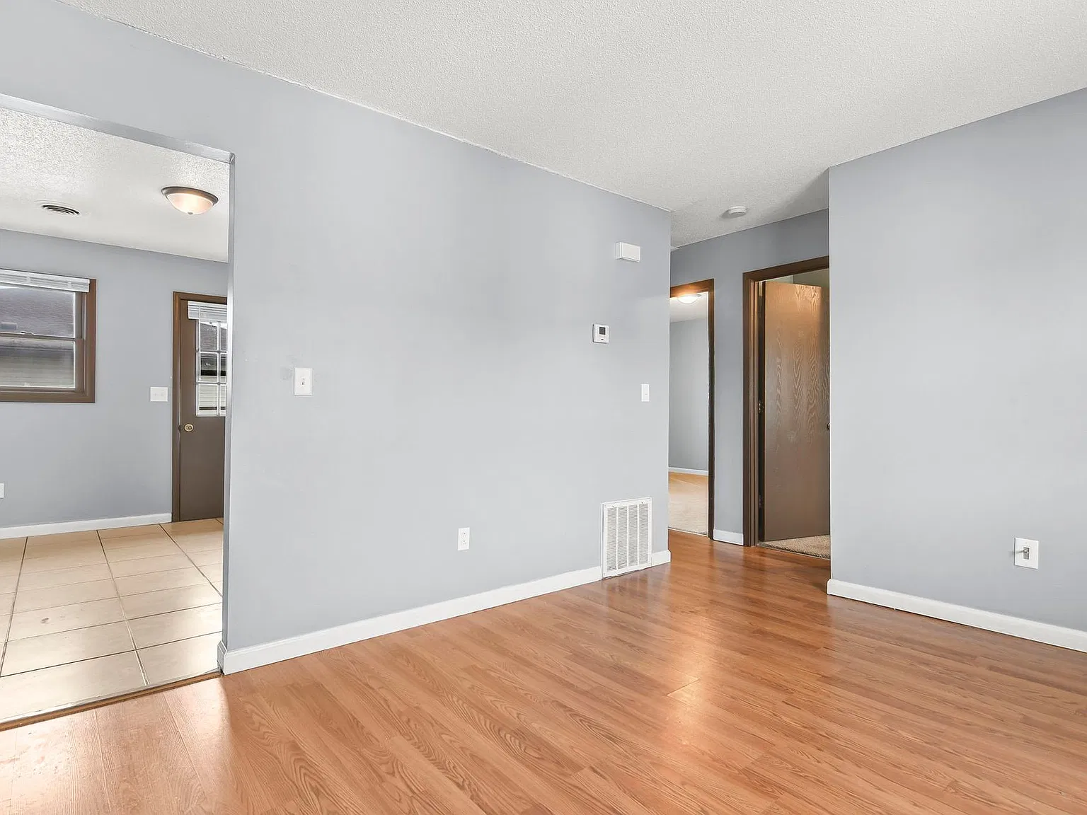 Clean two bedroom apartment — Photo 1