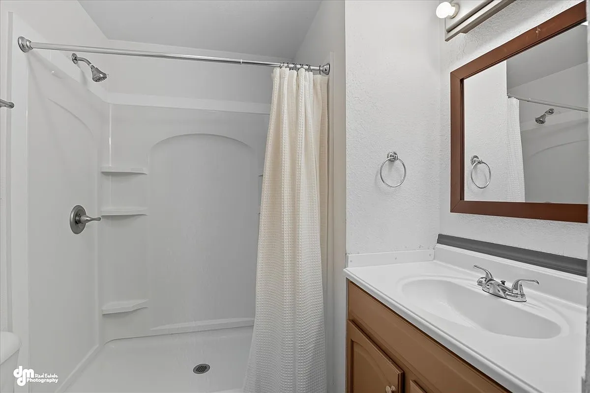 3 bed, 1300 sqft, $2,400 — Photo 1