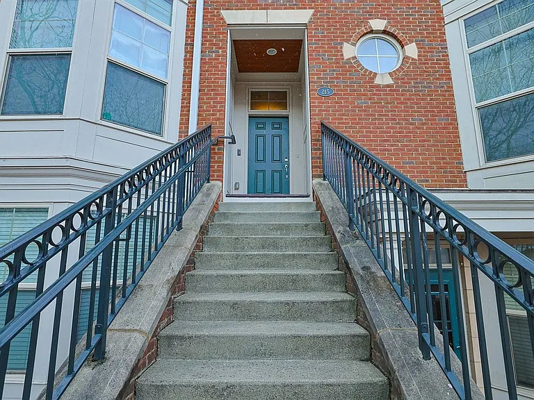 215 Stetson St — Photo 3