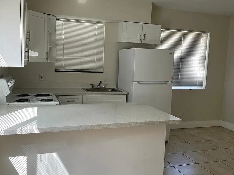609 SW 20th Ter — Photo 2