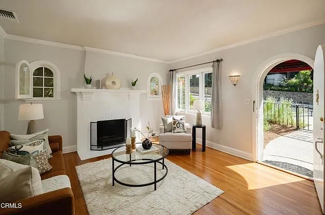 501 Fremont Ln — Photo 2